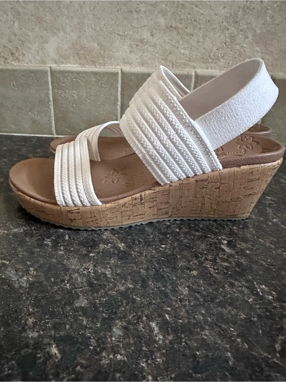 Sketchers Cali Luxe Foam Wedge Sandals - Picture 4 of 9